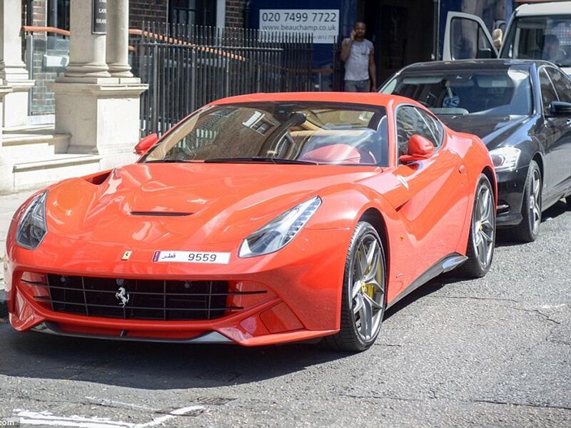 عادة ما يتفاخر الشباب الخليجي بسياراته في البلاد الأوروبية فتم رصد سيارة «مرسيدس» مغطاة بكريستال «سواروفسكي» عدا عن سيارات «فيراري»، و«لامبورجيني»، «مازيراتي»، في شوارع لندن واصحاب تلك السيارات هم من الأثرياء الكويتيين والسعوديين والإماراتيين.