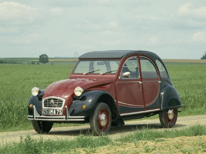 سيتروين 2CV: التي لم تكن قوة محركها تتجاوز الحصانين عند إطلاقها للمرة الأولى، لكنها أصبحت واحدة من الرموز الثقافية المعروفة في فرنسا وواحدة من أفضل السيارات مبيعا لفترة من الوقت.
