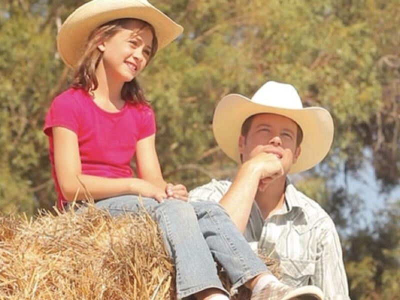 A Valentine's Date:
تدور أحداث الفيلم حول امرأة عاملة يتم إجبارها على العودة إلى حياتها السابقة في تكساس، حيث يوجد والد ابنتها، لكي يشتركا معًا في رعايتها