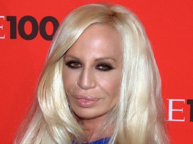 دوناتيلا فيرساتشي:هي رئيس علامة فيرساتشي، واحدة من بيوت الأزياء الأكثر شهرة في العالم، والتي ورثتها عن شقيقها جياني، قدرت ثروة دوناتيلا الحالية بـ 200 مليون دولار، وذلك من أرباح 30% فقط من حصة الشركة إذ تنازلت عن 70٪ من حصة الشركة لابنتها وشقيقها.
