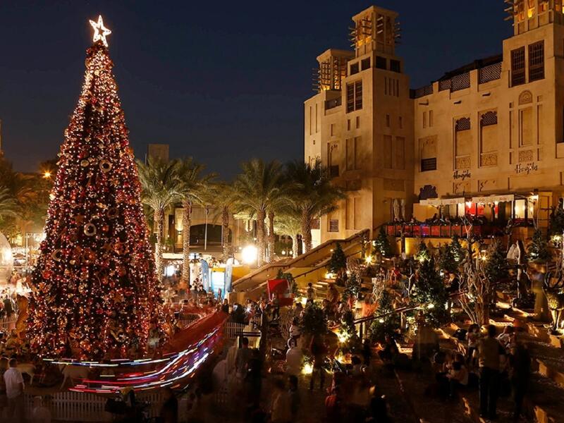 دبي:
سجلت دبي في عام 2014 أرقامًا قياسية عالمية من خلال تقديم أكبر عروض للألعاب النارية في العالم، بمناسبة الكريسماس والعام الجديد تقام في عدد من معالم دبي الشهيرة كبرج خليفة وبرج العرب ونخلة جميرا.