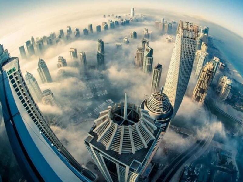 تتميز دبي بمبانيها العملاقة التي تخترق السحاب وترسم مشهداً عظيماً تراه وأنت تقطع المدينة ذهاباً وإياباً. ولو كنت تتمشى في مارينا دبي سترى فعلياً أن هذه المباني أصبحت أعلى من السحاب بمراحل.