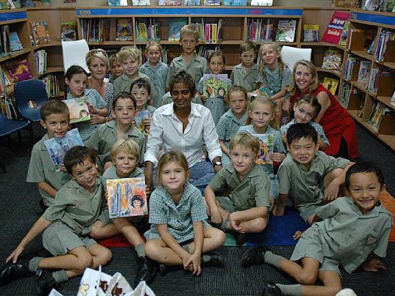 توفر منظومة التعليم الأسترالية تعليماً متميزاً، حيث تمتلك أستراليا نسبة عالية من المتعلمين على المستوى الجامعي. ودربت الدولة 43% من البالغين في المعاهد والمؤسسات الإجتماعية، بعد تركهم المدرسة.