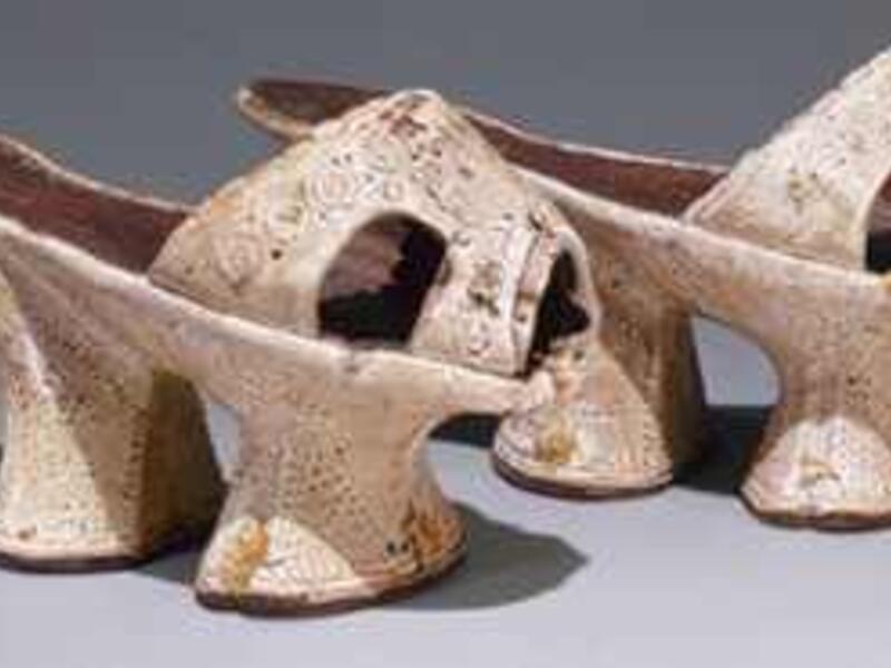 أول من اخترع الكعب العالى كان المصريون القدماء منذ 3500 ق.م وكان حذاء الطبقة النبيلة سواء النساء أو الرجال، خصوصًا إن عامة النساء كانوا يسيرون حفاة باستثناء الجزارين، لأنهم يسيرون فى برك من الدماء.