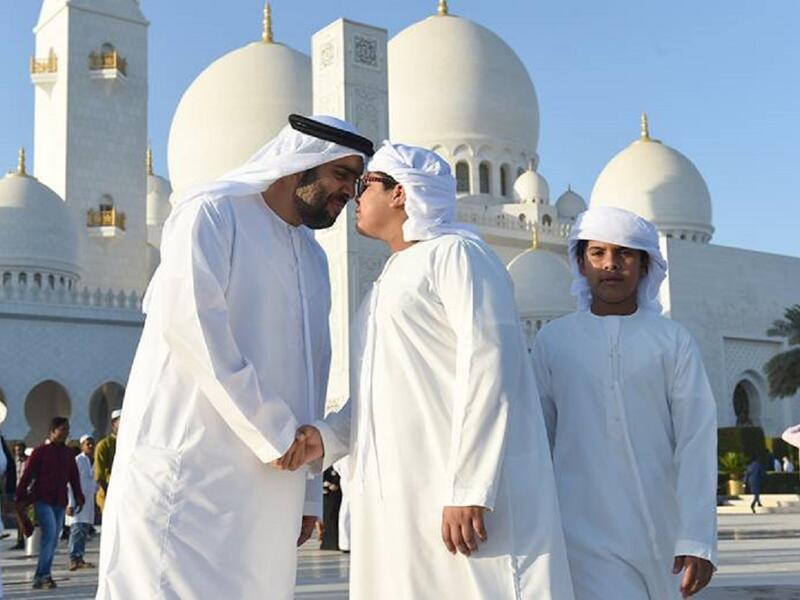 الامارات يهتم الشعب الاماراتي بالمواريث الشعبي ولذلك  يخرج الشعب بعد صلاة العيد للتهنئة و التهليل في الشوارع العامة بعد صلاة العيد. وتتميز العديد من الاطباق الشعبية بالحضور على مائدات الطعام يوم العيد و من اهمها الهريس و القهوة العربية و تقدم للضيوف والاهل.