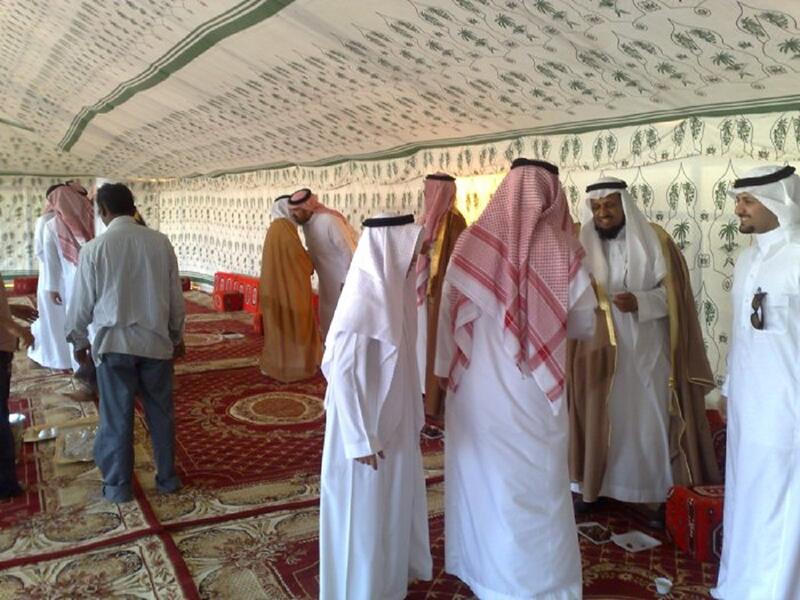 السعودية يتم الاجتماع في أول ساعات الصباح للذهاب الى صلاة العيد ثم تبدأ التهاني بين المصلين في المسجد ويتم استخدام تهاني خاصة مثل(من العايدين, من الفايزين, و كل عام و انت بخير)بعد ذلك يتم الاستعداد مع العائلة لاسقبال الضيوف سواء كان الاصدقاء و الجيران و الاهل
