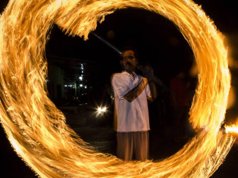 اليمن يتجهز الشعب اليمني بتجميع الحطب و الاعواد خلال شهر رمضان في أماكن متفرقة و يقومون بحرق هذه الاعواد بعد الاعلان عن يوم العيد تعبيرا عن فرحهم بقدوم هذا اليوم وتتميز اليمن في يوم العيد بتقديم طبق ” السَّلتة ” لتقديمها للضيوف و هي اكلة شعبية قديمة .