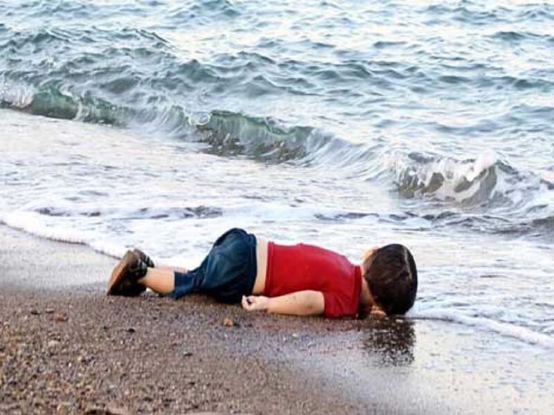 الطفل إيلان الكردي الذي توفي غرقاً أثناء محاولة عائلته الهروب من الحرب الدائرة في سوريا صورته المأساوية هزت العالم لفترة طويلة.