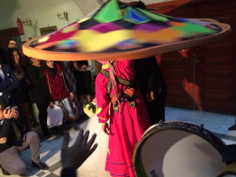 مصر:
تجتمع  العازبات حول العروس لقرصها في "ركبتها"، وذلك لزيادة فرصهن بالزواج، وفي محافظة النوبة  يضرب العريس من قبل رجال عائلة العروس، وعليه أن يتحمل الضربات ليستحق الفتاة.