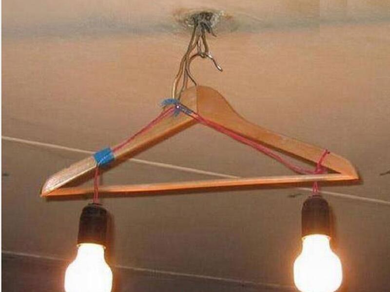 إذا اردت تكثيف الضوء داخل الحجرة، لا يتطلب أكثر من شماعة ملابس، تقوم بتزويدها بمصباحين، هذا الابتكار يمنحك قدراً هائل من الضوء ويوفر عليك الكثير.