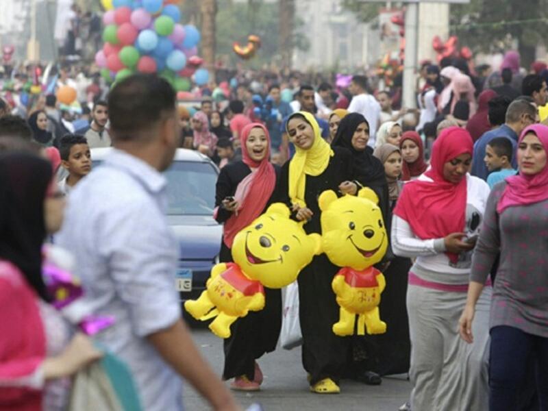 مصر يحرص المصريون في عيد الفطر على عادات وتقاليد وطقوس توارثوها ، من أهمها صناعة الكعك والحلوى وتناول الأسماك المملحة، وزيارة المقابر وارتداء الأطفال للملابس الجديدة، والخروج في نزهات خلوية، وأيضًا الزيارات ما بين الأهل والأقارب.