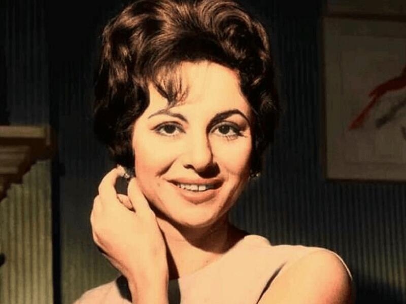 سيدة الشاشة العربية فاتن حمامة توفيت في 17 يناير2015 تعتبر من قبل الكثيرين علامة بارزة في السينما العربية حيث عاصرت عقودًا طويلة من تطور السينما المصرية وساهمت بشكل كبير في صياغة صورة جديرة بالاحترام لدور السيدات بصورة عامة في السينما العربية .