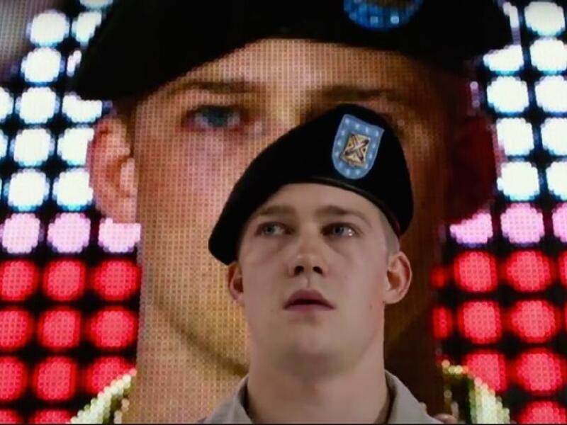Billy Lynn's Long Halftime Walk” " يتحدث عن الحرب في العراق، للمخرج آنج لي الحائز على جائزة الأوسكار ثلاث مرات. الفيلم مأخوذ عن الكتاب الأكثر مبيعاً، والذي يحكي قصة عودة جندي إلى بلده كبطل بعد أن نجا من هجوم عنيف في العراق.