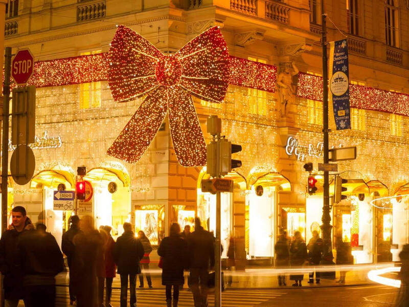فيينا:
تتزين الشوارع  بإضاءة الكريسماس بطريقة مفرطة يعجب لها السائح، ويتبادل المارة الفطائر بالزنجبيل، ويتعرفون على بعضهم البعض كما لو كانوا من عائلة واحدة.