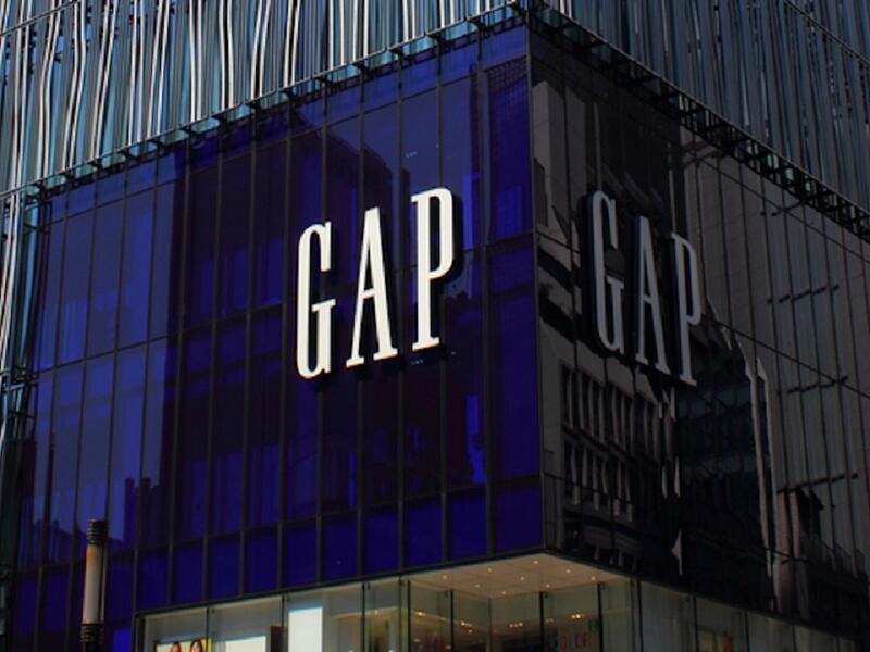  "The Gap " المعنى الحرفي لاسم الشركة هو الفجوة. والمقصود بذلك الفجوة العمرية بين الصغار والكبار.