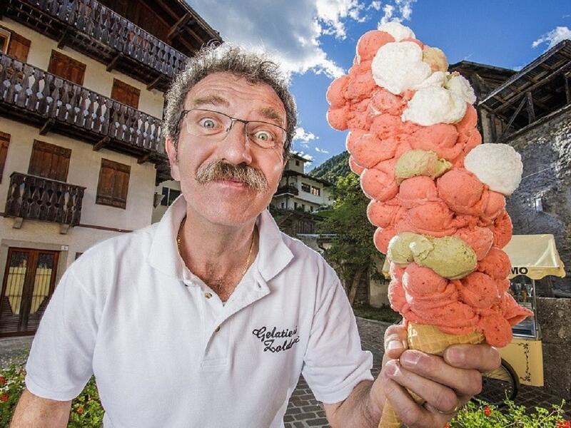 ايطاليا: سجلت أطول مخروط آيس كريم في العالم حيث احتوى 121 كرة آيس كريم متراكمة 