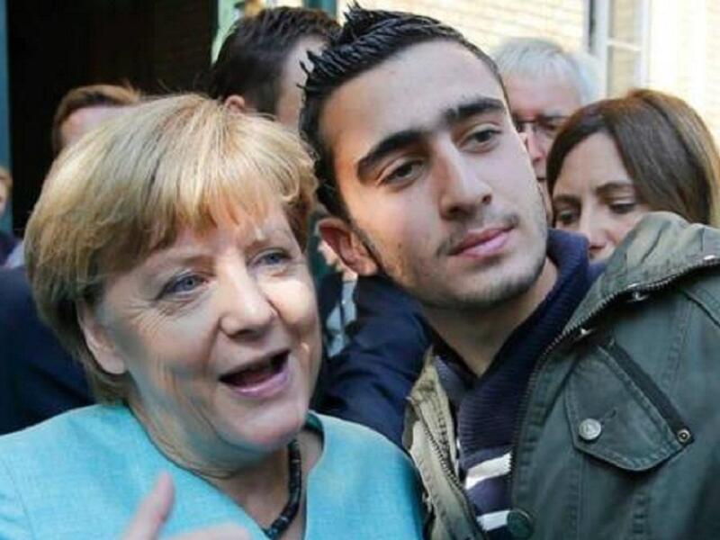 سيلفي لاجئ مع المستشارة الألمانية
التقط أنس مدماني صورة سيلفي مع المستشارة الألمانية أنجيلا ميركل أثناء زيارتها مخيم "شبانداو" للاجئين السوريين.