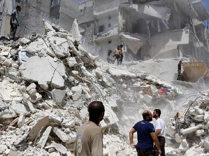 الدفاع المدني تحدث عن جثث القتلى التي تملأ الشوارع في حلب، وتحت أنقاض الأبنية المدمرة مع استمرار القصف، بينما شهدت الأحياء التي بقيت تحت سيطرة المعارضة حركة نزوح كبيرة للمدنيين.
