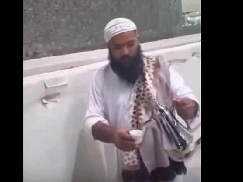 من المواقف الطريفة للحجاج انتشار فيديو لأحد الحجاج وهو يتناول قهوته أثناء رمي الجمرات.