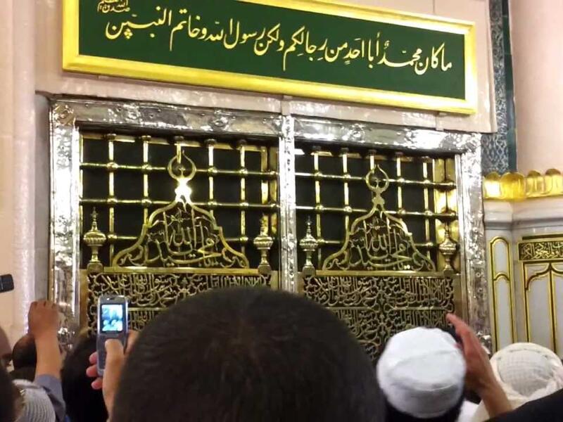 هل يلزم الحجاج من رجال ونساء زيارة قبر الرسول صلى الله عليه وسلم، والبقيع؟ أم الرجال فقط؟ لا يلزم الحجاج رجالًا ونساء زيارة قبر الرسول صلى الله عليه وسلم ولا البقيع، بل يحرم شد الرحال إلى زيارة القبور مطلقًا، ويحرم ذلك على النساء.