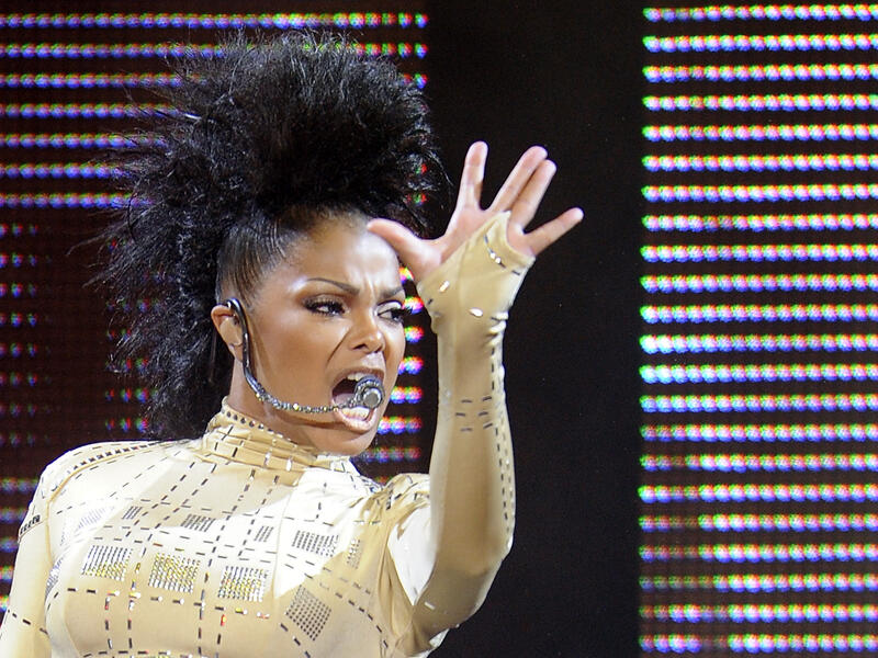 جانيت جاكسون Janet Jackson : قررت اعتناق الاسلام لكي تتزوج من الملياردير القطري وسام المانع، وسبق أن التقطت لها صور وهي بالزي الاسلامي التقليدي بما في ذلك حجاب أسود اللون.