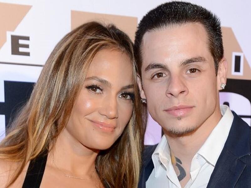 جنيفر لوبيز / كاسبر سمارت: ظلت جنيفر لوبيز مع صديقها كاسبر سمارت لما يقرب السنتين، بفارق  (17 عاما)
