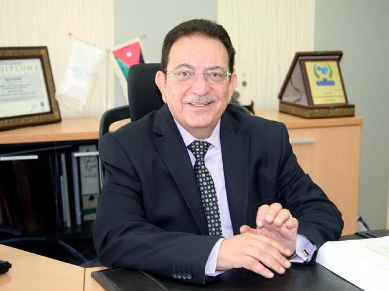 أطاح قيد جنائي قديم مسجل باسم وزير النقل الجديد بأسرع وزير يقال في تاريخ الأردن الحديث أو يقدم استقالته. وكان وزير النقل الجديد في الحكومة مالك حداد، وهو من رموز قطاع النقل الخاص، لكنه قدم استقالته بعد 24 ساعة في موقف من “أغرب” ما مر على الأردن سياسيا. 