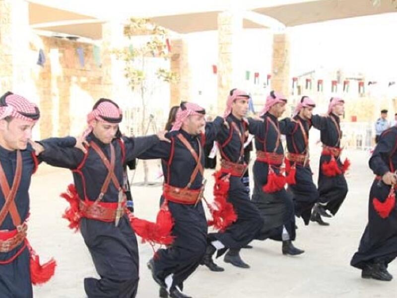 الأردن: الأحتفال بالزواج في الاردن قد يبدأ مشياً على الأقدام إذا كان بيت العروس في منطقة سكن أهل العريس. وأثناء المشي إلى بيتها، تقوم بعض النسوة برش الأرز على رؤوس السائرين في الزفة.