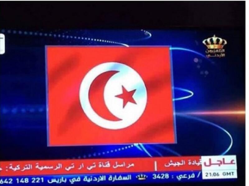 تداول ناشطون عبر مواقع التواصل الاجتماعي، صورة تم التقاطها من شاشة التلفزيون الأردني، تعرض علم تونس بدلا من علم تركيا خلال نقل أحداث الانقلاب.