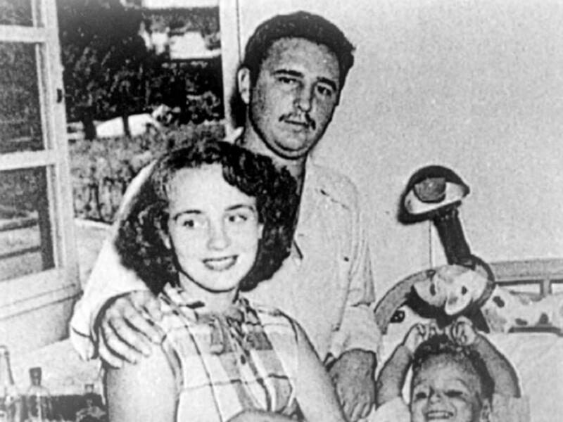 تزوج عام 1948 من ميرتا دياز- بالارت التي أنجبت له ابنه الأول ،ولكنهم انفصلا. فيما بعد التقى كاسترو بناتي ريفلتا،وأنجتب له ابنة وفي عام 1957التقى بسيليا سانشيز اتي قيل إنها الرفيقة الأساسية لحياته وفي الثمانينيات تزوج من داليا سوتو ديل فال التي أنجبت له 5 أبناء