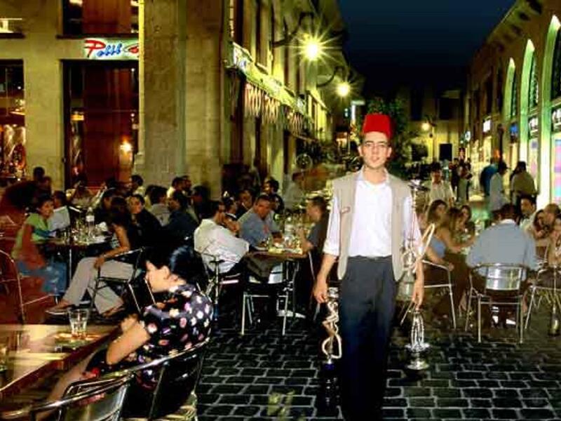 "لبنان" لا يوجد قانون يجرّم الإفطار العلني في رمضان. ولكن في بعض المدن والأحياء حيث الغلبة للمسلمين ديموغرافياً، تقفل المطاعم ويعتبر تناول الطعام أمام الصائمين عيباً ويحط من مكانة المفطر اجتماعياً.