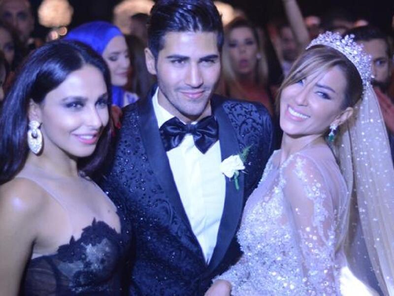 لفتت الفنانة الأردنية، ميس حمدان، الأنظار خلال الحفل، لأنها النجمة الوحيدة التي حضرت الزفاف، فضلًا عن إطلالتها التي لاقت إعجاب وإشادة الحضور.