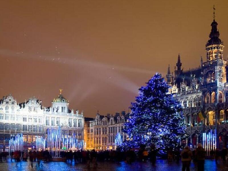 لندن:
تجمع لندن في العيد المجيد بين الاحتفالات الملكية الراقية، والاحتفالات الشعبية الصاخبة، كما أنها من أكثر الأماكن التي تقدم عروضًا خاصة في احتفالات رأس السنة للسائحين والمقيمين.