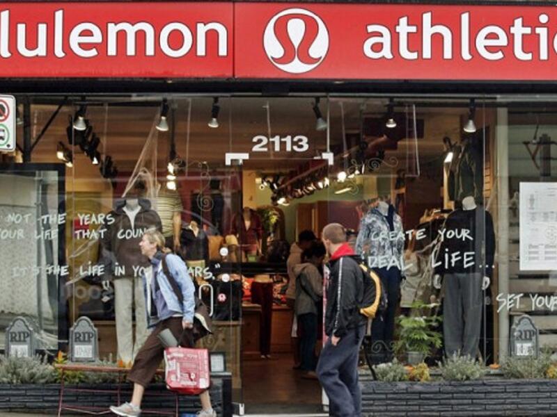 " Lululemon " هي شركة أمريكية ولسبب غريب أطلق صاحب هذه الشركة المتخصصة بالمستلزمات الرياضية هذا الاسم عليها. حيث اختاره ليجد العملاء الآسيويين من اليابان صعوبة في نطق الكلمة بسبب حرف “L” المتكرر، وبذلك فهو يُبرهن على أنها شركة أمريكية نخب أول!