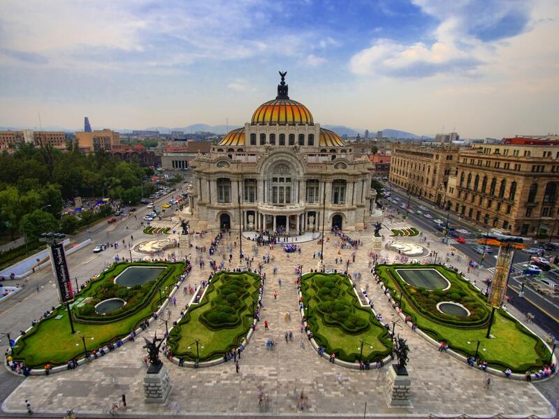 المكسيك الجار الجنوبي للولايات المتحدة. وقد سجلت المكسيك ارتفاعا هائلا في معدلات الجريمة من حيث القتل والاعتداء والسطو والخطف وسرقة السيارات، والاغتصاب والسرقة والعنف الجنسي، وفقا لبيانات الامم المتحدة.