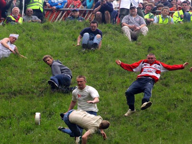مهرجان كوبر هيل لـدحرجة الجبن – بريطانيا-- حيث يقام في الربيع، ويقوم المُتسابقون بالجري وراء قٌرص جبنة مُتدحرج على تلّة، ويجب الإمساك بالقُرص، إلّا أن الأمر يكون صعباً ، خاصًة أن سرعة قُرص الجبنة قد تصل إلى 70 متر في الساعة؛ مِما يتسبب في إصابات لدى المُشتركين.