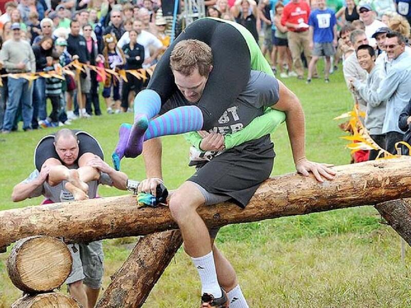 "مهرجان بطولة حَمل الزوجات" في كل عام يقام في فنلندا،حيث يتجمّع الرجال في مُسابقة رياضيّة ، وهي حمل الزوجات. ولا يتطلب منك دخول هذه المسابقة الا ان تكون متزوجاً ولكن يُمكِنك أن تحمل زوجة أحدهم، ويحظى الفائز بمقدار وزن زوجته عسل نحل طبيعي. 