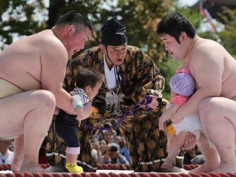 مُسابقة “ناكي سومو” اليابان  وتتكوّن المُسابقة من مُصارعين "سومو" يحملون الأطفال، ويُحاولون جعل الطفل الذي يحمله المُصارع الآخر يبكي.وتعقد هذه المُسابقة في معبد "سنسوجي" ، واستمر انعقاد هذه المُسابقة لأكثر من 400 عاماً، استُغِل فيها الأطفال الرُضّع الباكين.