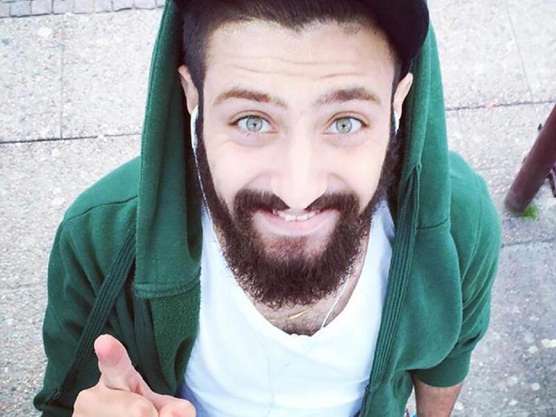  الشاب محمود بيطار لاجئ سوري اشتهر على وسائل التواصل الاجتماعي لتغييره الصورة النمطية عن حياة المهاجر في السويد.و قال لبي بي سي إن الكثير من السوريين يعتقدون أن السويد تقدم لطالبي اللجوء "سيارات فخمة، ومنازل كبيرة"وهذا غير حقيقي