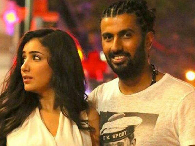 قابلت محمد سامي في السنة الدراسية الأولى في الجامعة الأمريكية، وبدأت بينهما علاقة حب انتهت بالزواج عام 2010. وقد أثار عملها مع زوجها بعض المشاكل مع الفنانات المشاركات في الأعمال الفنية، اتهموه بفرد مساحة أكبر لدورها على حساب أدوارهن.
