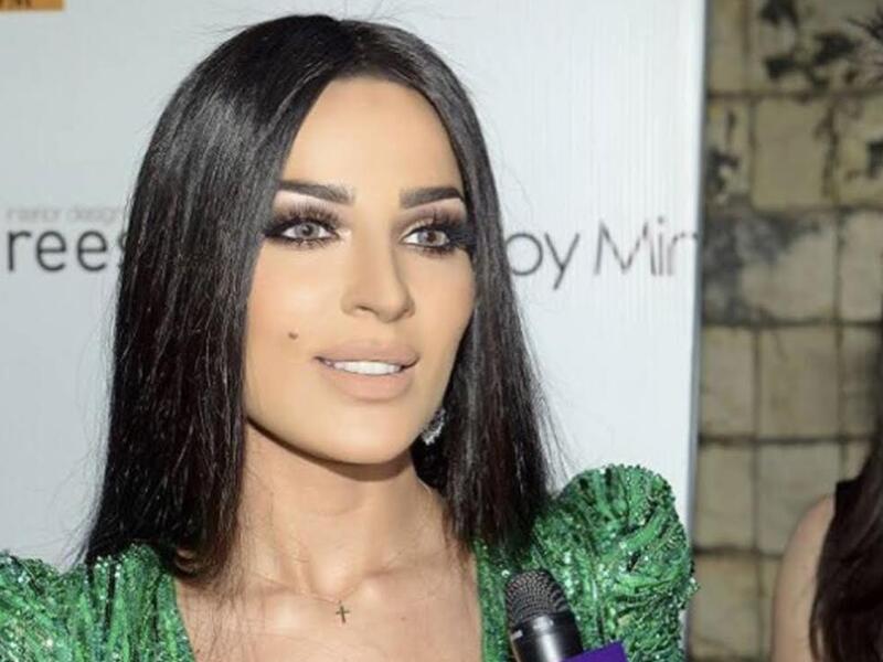 الممثلة اللبنانية ندين نسيب نجيم / جائزة أفضل ممثلة لبنانية لدور أول عن مسلسل "نص يوم"، والتي ارتدت فستانا أخضر قد ارتدته النجمة العالمية سيلين ديونفي بحفل توزيع جوائز Grammy Awards هذا العام.
