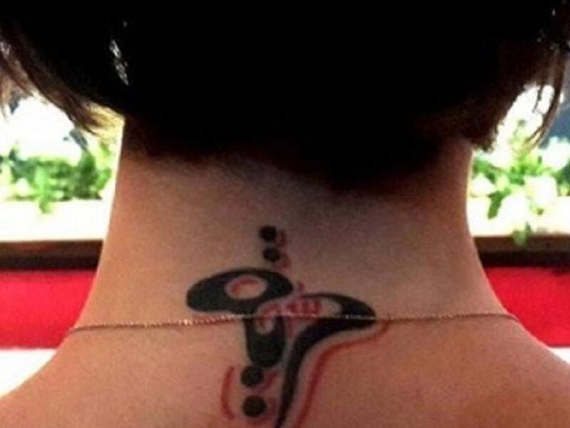 نشرت الفنانة منة شلبي صورة على موقع الصور (انستغرام) لوشمها الجديد الذي عرضها لموجة من الانتقاد بسبب موقعه.  وقد ظهرت شلبي بشعر قصير ويظهر الوشم على رقبتها من الخلف بلون الاحمر فى الأسود ومكتوب عليه ( حرية ) 