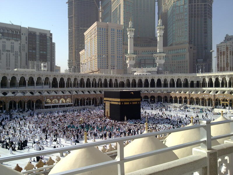 يقوم المسلمون في هذه الايام العشرة بأداء فريضة الحج الذي هو الركن الخامس من أركان الإسلام . وتعد أيام يشترك في خيرها وفضلها الحُجاج إلى بيت الله الحرام ، والمُقيمون في أوطانهم لأن فضلها غير مرتبطٍ بمكانٍ مُعينٍ إلا للحاج .