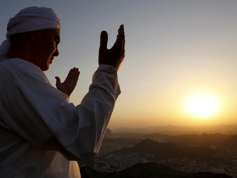 التوبة النصوحة إلى الله تعالى في هذه الأيام المباركة من افضل العبادة فيجب أن يُسارع الإنسان إلى التوبة الصادقة وطلب المغفرة من الله تعالى ، وأن يُقلع عن الذنوب والمعاصي والآثام ، ويتوب إلى الله تعالى منها طمعاً فيما عند الله.