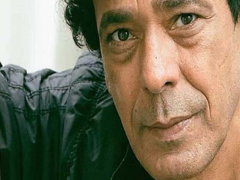 خطأ وقع فيه القائمون على مسلسل "المغني" الذي يتناول قصة حياة الفنان محمد منير، حين استبدلوا اسم ملحن أحد الأغاني بمؤلفها، في تتر المسلسل. فقد ظهر في التتر أن مؤلف أغنية "اللي غايب" محمد سلطان، وملحنها عمر بطيشة، والعكس هو الصحيح.