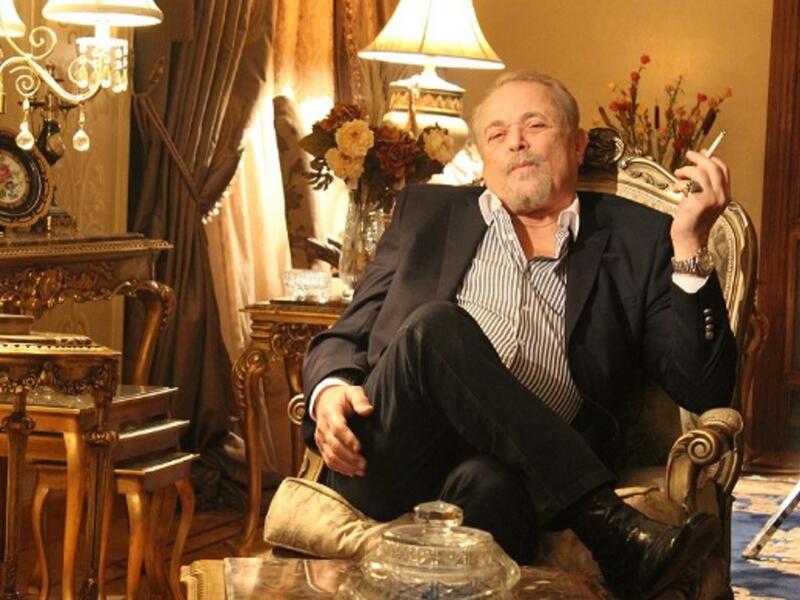 نعى نجوم الفن، النجم الراحل، محمود عبدالعزيز، بكلمات مبكية، عبر حساباتهم الرسمية، على مواقع التواصل الاجتماعي، مؤكدين أنه فنان عبقري، لا يمكن أن يأتي مثله في يوم من الأيام. 