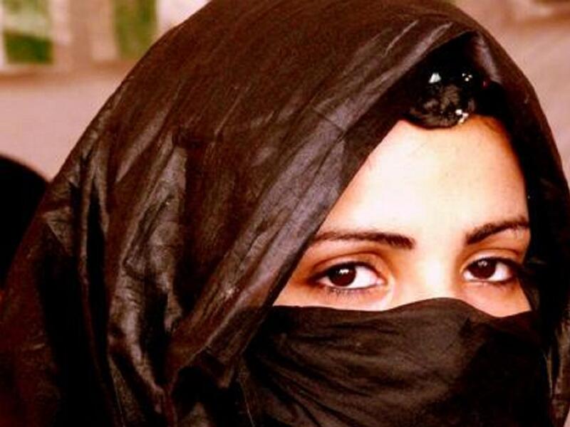 موريتانيا:
تحاول ان تزيد من وزنها قبل الزفاف للحصول على عريس ميسور الحال، وتقيم بـ "مخيمات الدهون" لتسمن، وترتدي اللون الأسود في العرس وتبدي عدم رغبتها بالزواج، تخطف من قبل صديقاتها ويأتي العريس مع أصدقائه لاسترجاعها.