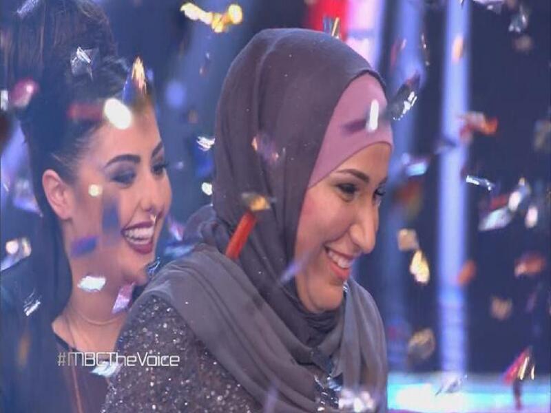 أثارت شرارة موجة من الجدل في مواقع التواصل الاجتماعي بعد تتويجها باللقب بسبب عدم رفعها للعلم الأردني مما عرضها لموجة من الانتقادات والاتهامات.