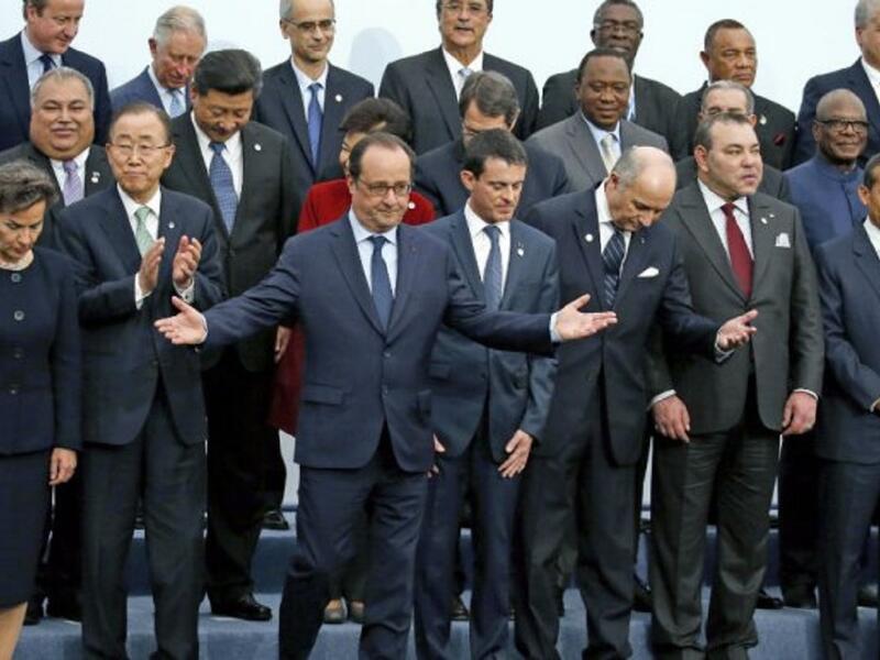 "اتفاقية باريس لتغير المناخ"تعهد ترامب، بإلغاء الاتفاقية لتقليل التغييرات المناخية الناجمة عن ارتفاع معدلات التلوث على الكرة الأرضية أو إعادة التفاوض.ولكن الانسحاب من الاتفاقية يتطلب 3 سنوات إلا أنه يستطيع ألا يلتزم ببعض بنودها،وبالتالي يؤدي لفشل الاتفاقية