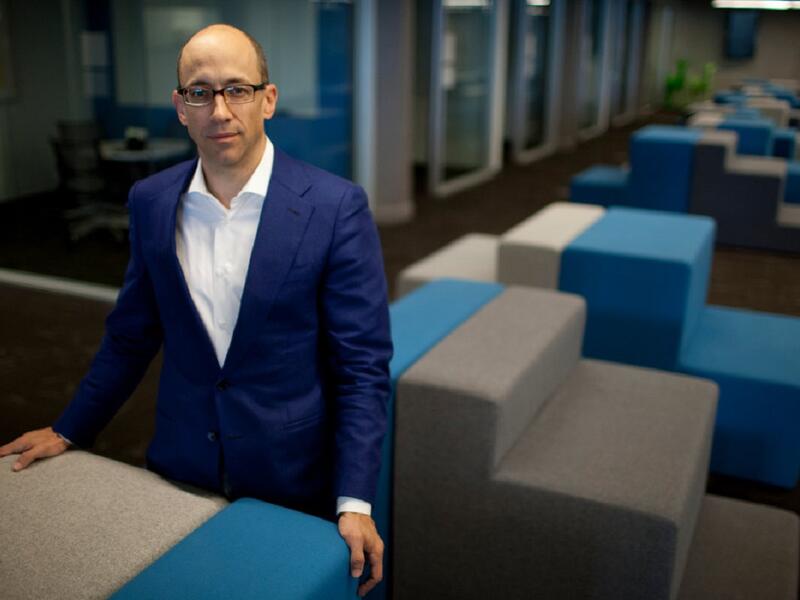 “ديك كوستولو” الرئيس التنفيذي السابق لشركة “تويتر”، لم يسلم من الاختراقات الإلكترونية، بعدما نجح مجموعة من “الهاكرز” في التسلل لحسابه القديم على موقع “تويتر” والتغريد بدلا منه، ولكنه ادعى أن الأمر لم يكن اختراقا بل تجربة لتأمين حسابه ضد الهجمات الإلكترونية.